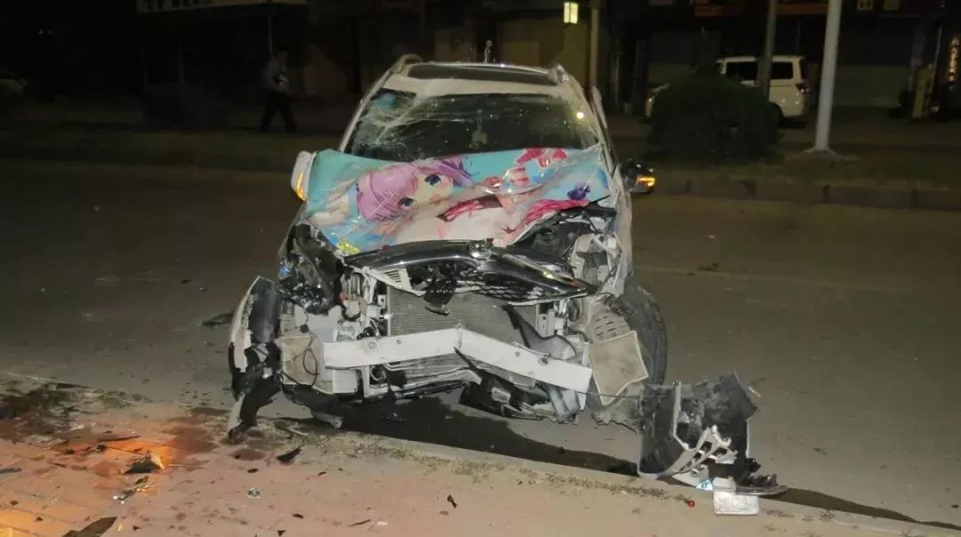 垃圾桶被車撞后桶沒(méi)事車?yán)尤粡U了